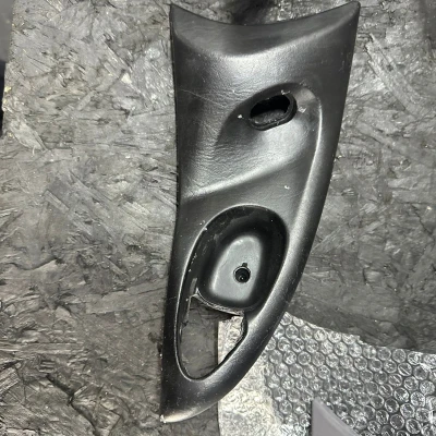 Ford Focus 1999-2005 Sağ Ön Kapı İç Kapı Kolu Açma Çerçevesi Siyah 98AB-A22620 | Orijinal Sıfır Ford